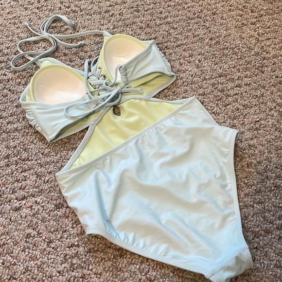 Lace up one piece - Picture 3 of 3